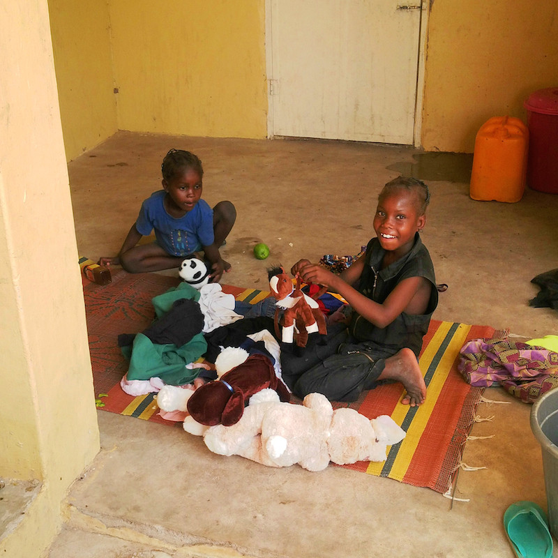 children playing with toys site